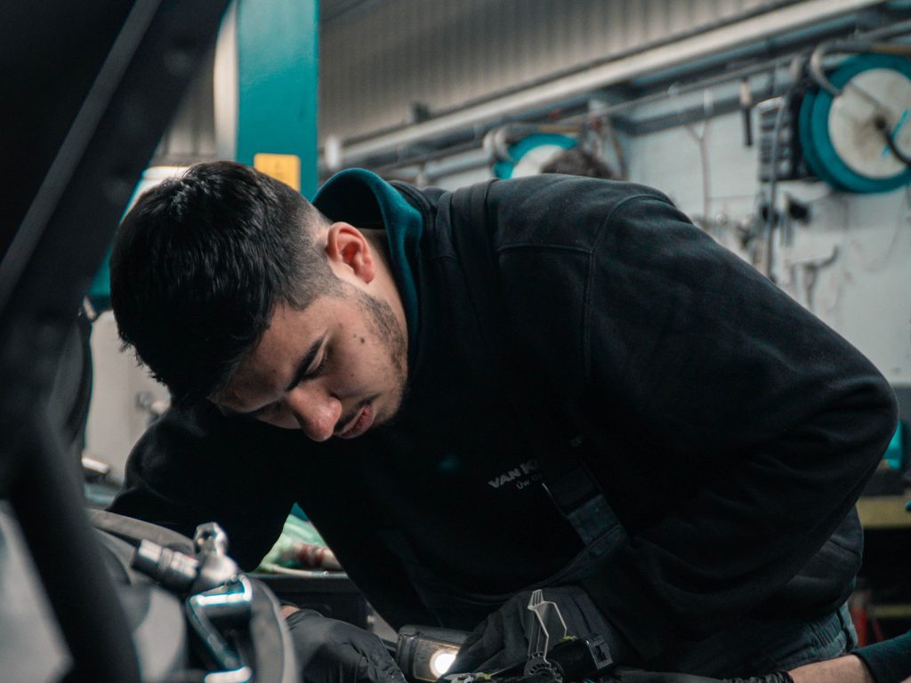Ein Fahrzeugmechaniker in einer Autowerkstatt
